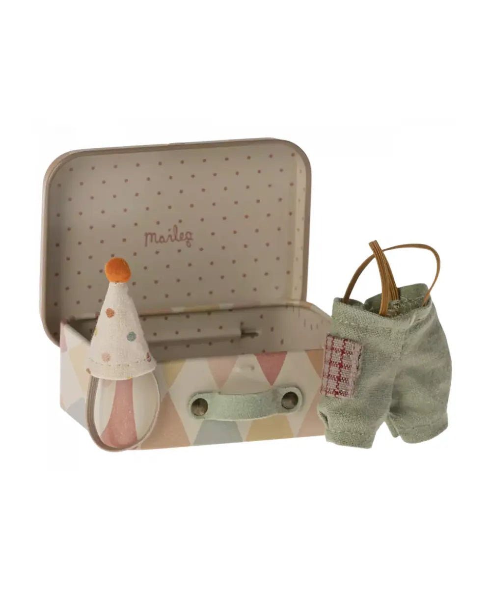 Costume de Clown pour souris avec sa valisette de la marque Maileg sur fond blanc