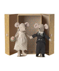 Couple de souris maries maileg en tenue de mariage avec robe blanche et smoking dans leur coffret.
