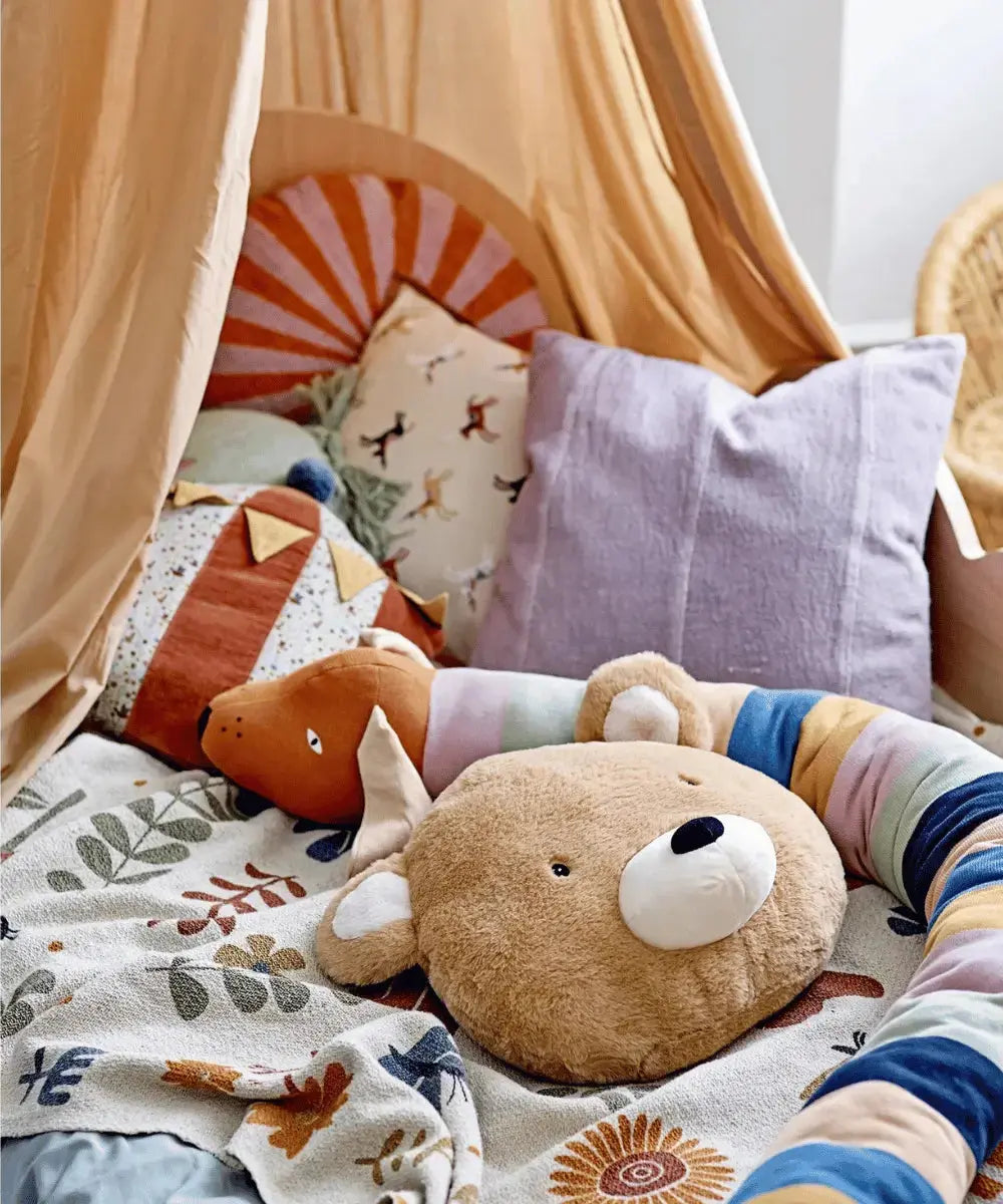 Photo en situation dans une chambre d'enfant du coussin peluche teckel Charlie de Bloomingville