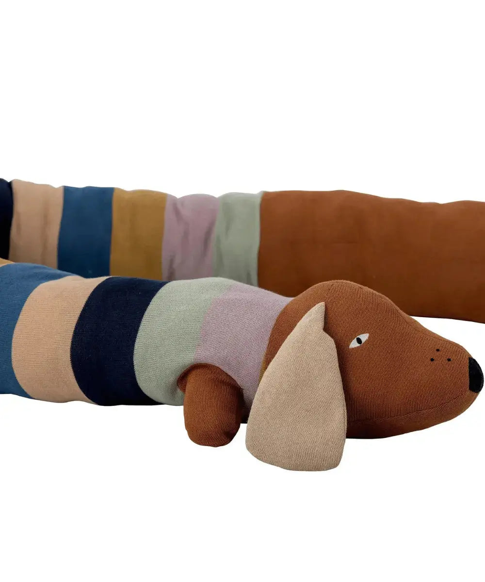 Photo zoomée sur la tête du coussin peluche teckel Charlie de Bloomingville