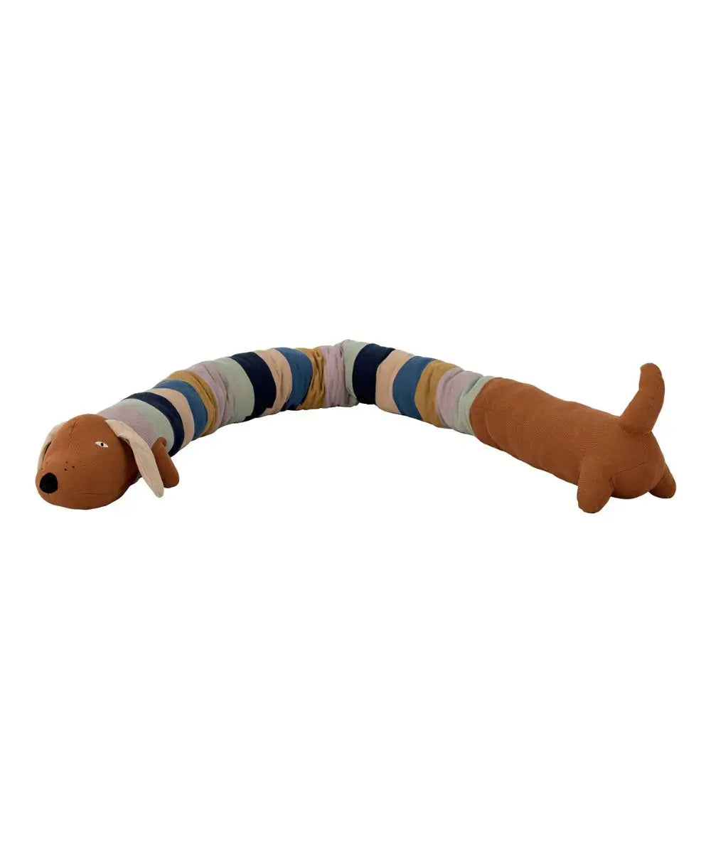 Photo détaillée des couleurs du coussin peluche teckel Charlie de Bloomingville