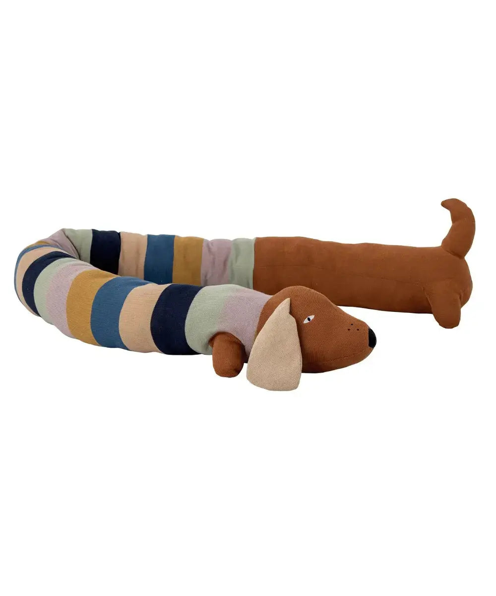 Photo du coussin peluche Teckel Charlie de Bloomingville sur fond blanc