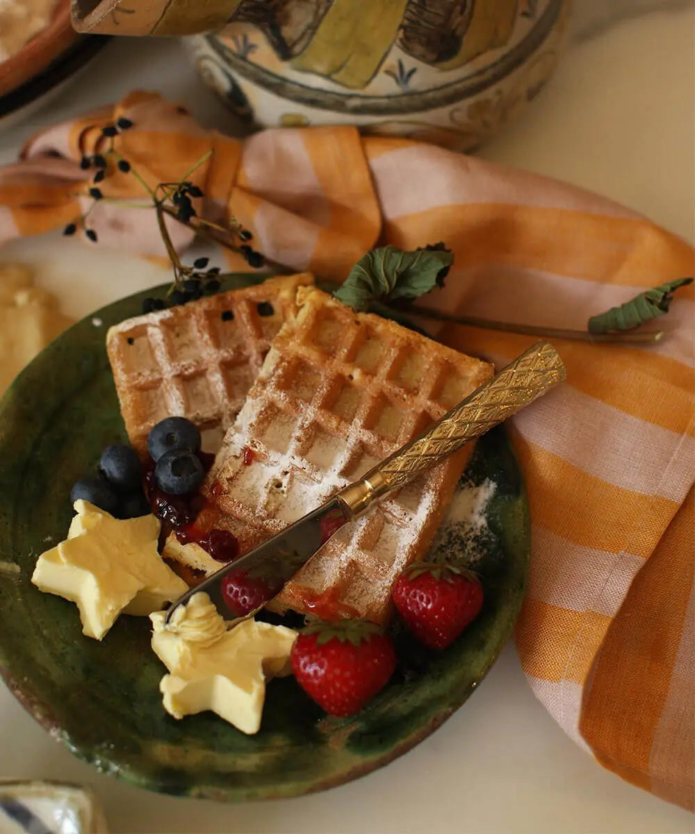 Couteau à Beurre Chameli de Doing Goods posé dans une assiette