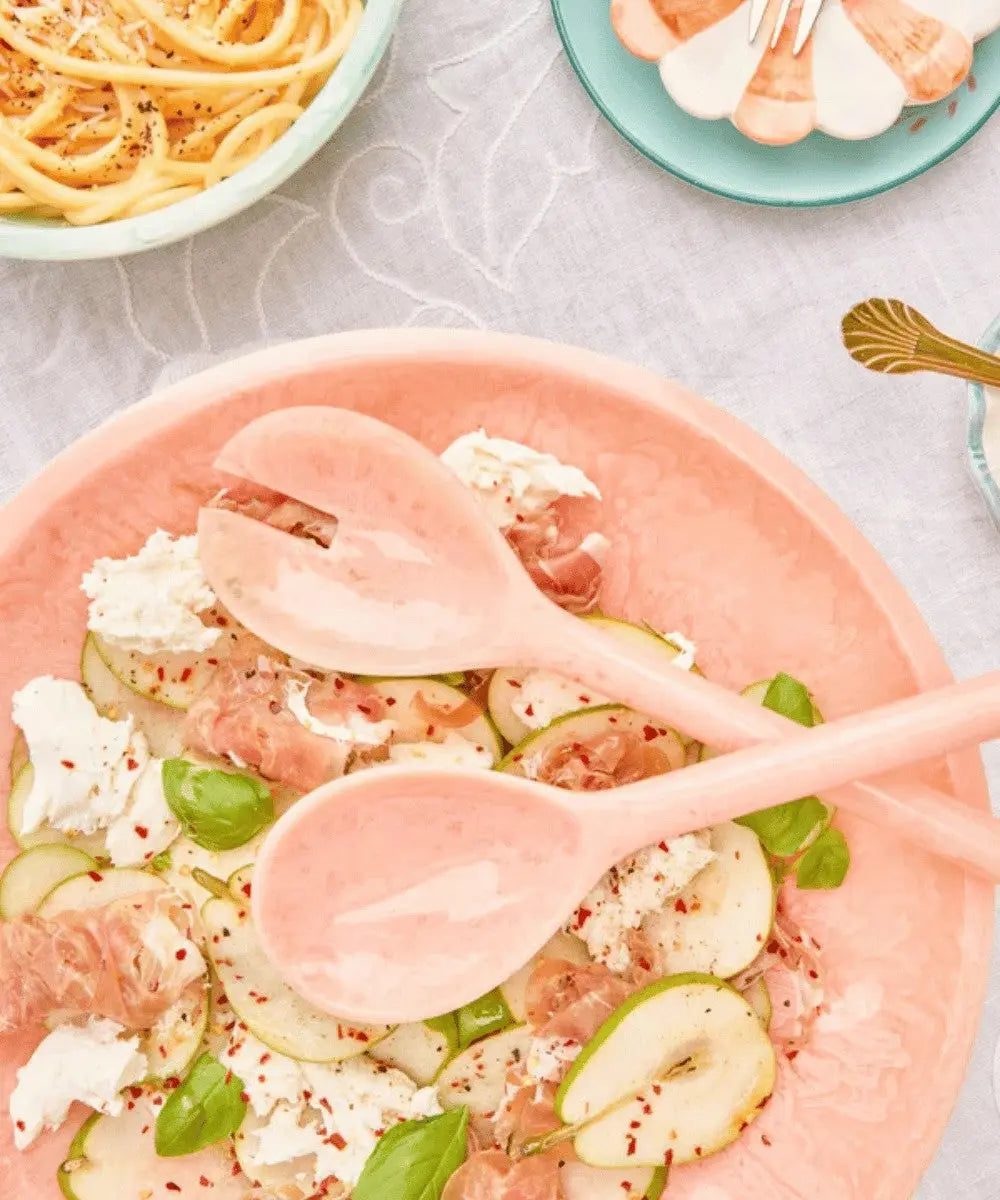 Couverts à salade en Résine Rose de Rice en situation