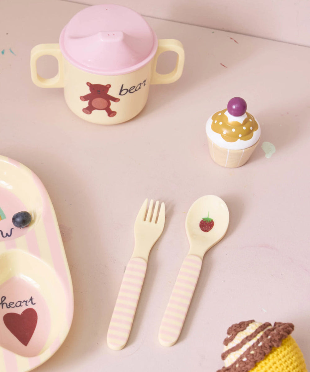 Couverts enfant en mélamine ABC rose de Rice en situation
