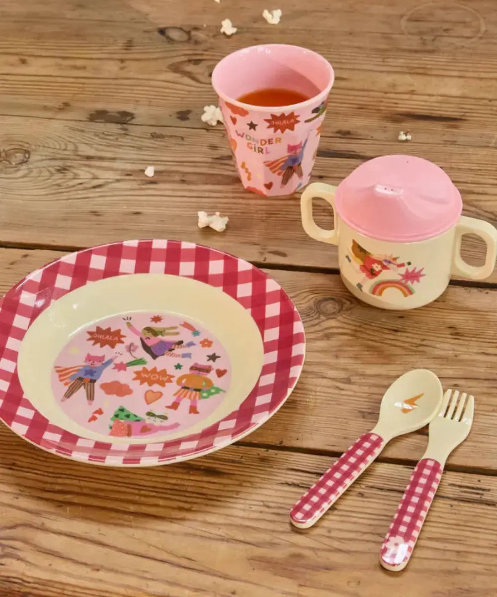 Couverts pour enfant Héros Rose de Rice posé sur une table pendant le repas d'un bébé
