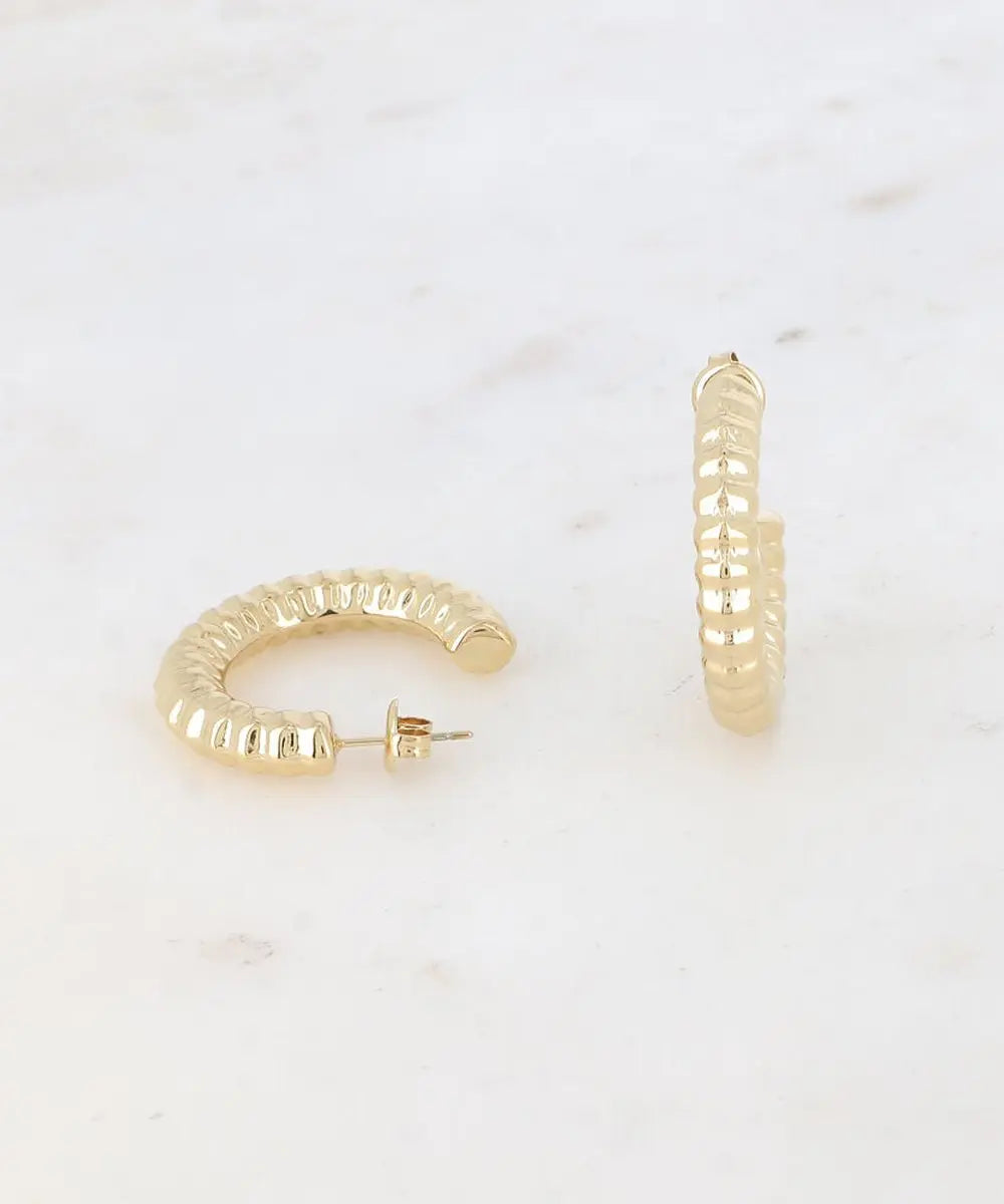 Photo sur fond blanc des boucles d'oreilles Créoles Yséane à effet strié 30 mm de la marque Bohm Paris