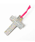 Croix en porcelaine Bonheur motif fleuri Lily de la marque Baubels