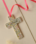 Croix en porcelaine Lily Amour de la marque française Baubels
