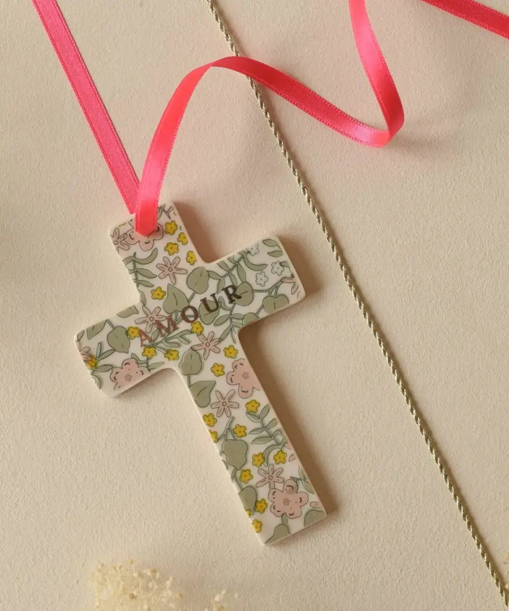 Croix en porcelaine Lily Amour de la marque française Baubels