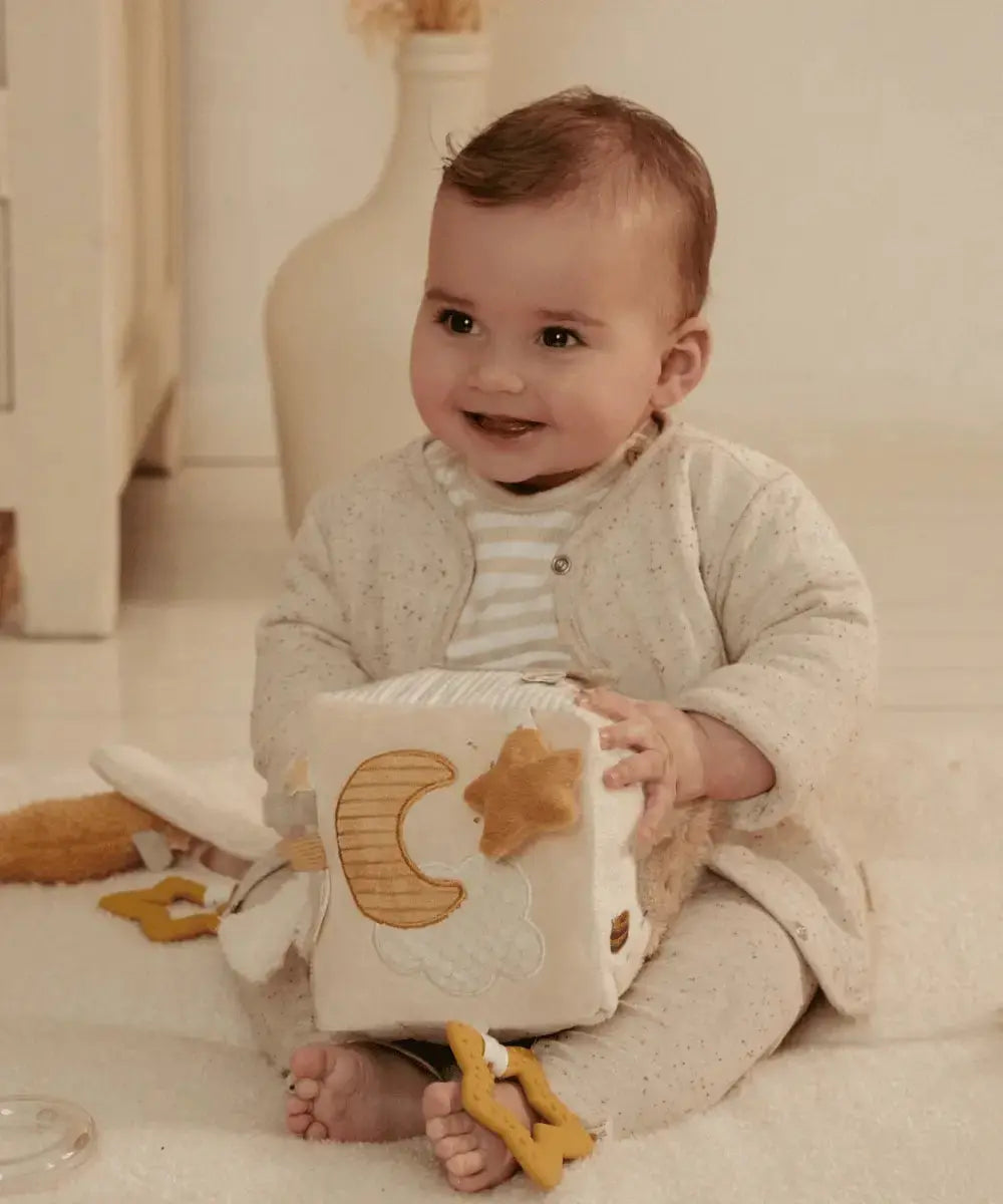 Le cube d'activités Newborn de Little Dutch est adapté pour les enfants dès la naissance