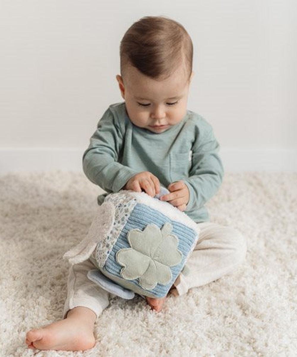 Bébé explorant le cube souple Miffy Lucky Leaves