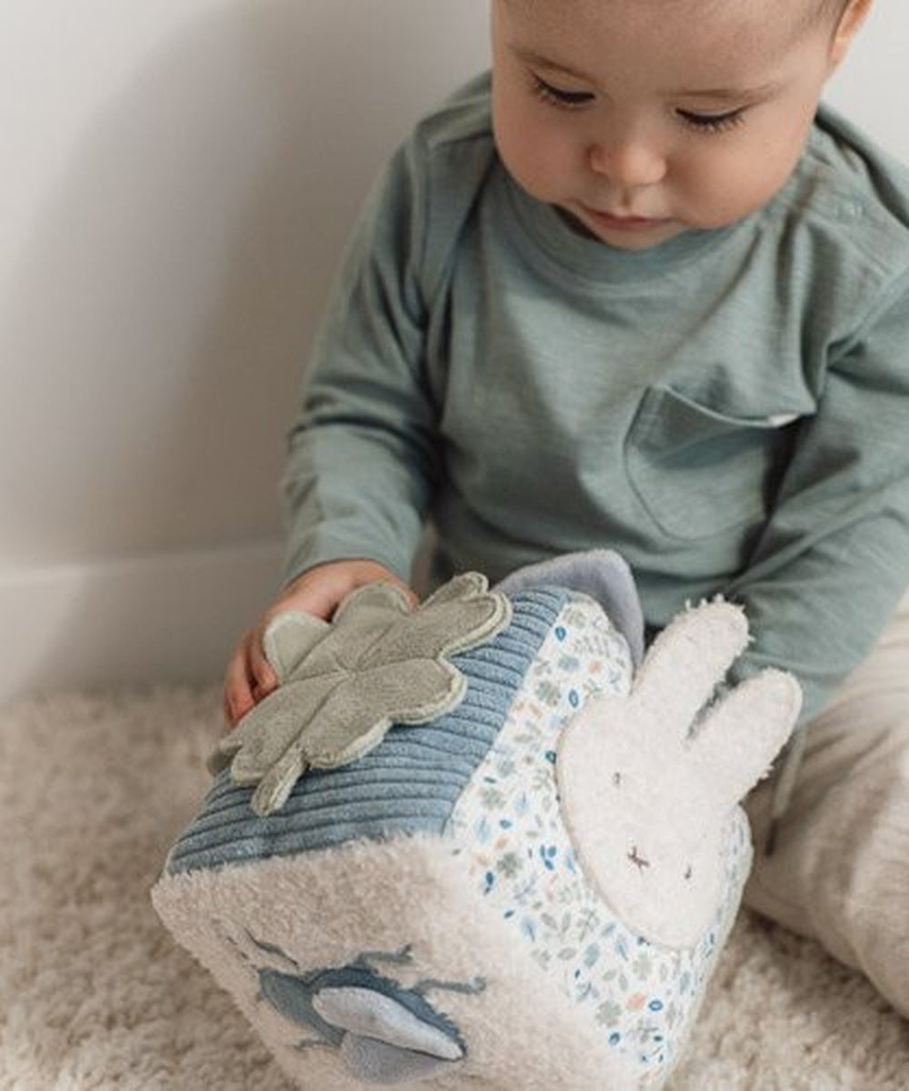 Bébé touchant le cube d’activités Miffy Lucky Leaves