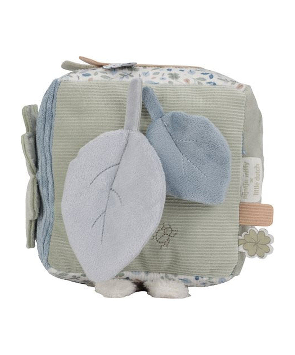 Face feuilles suspendues du cube d’activités Miffy sur fond blanc