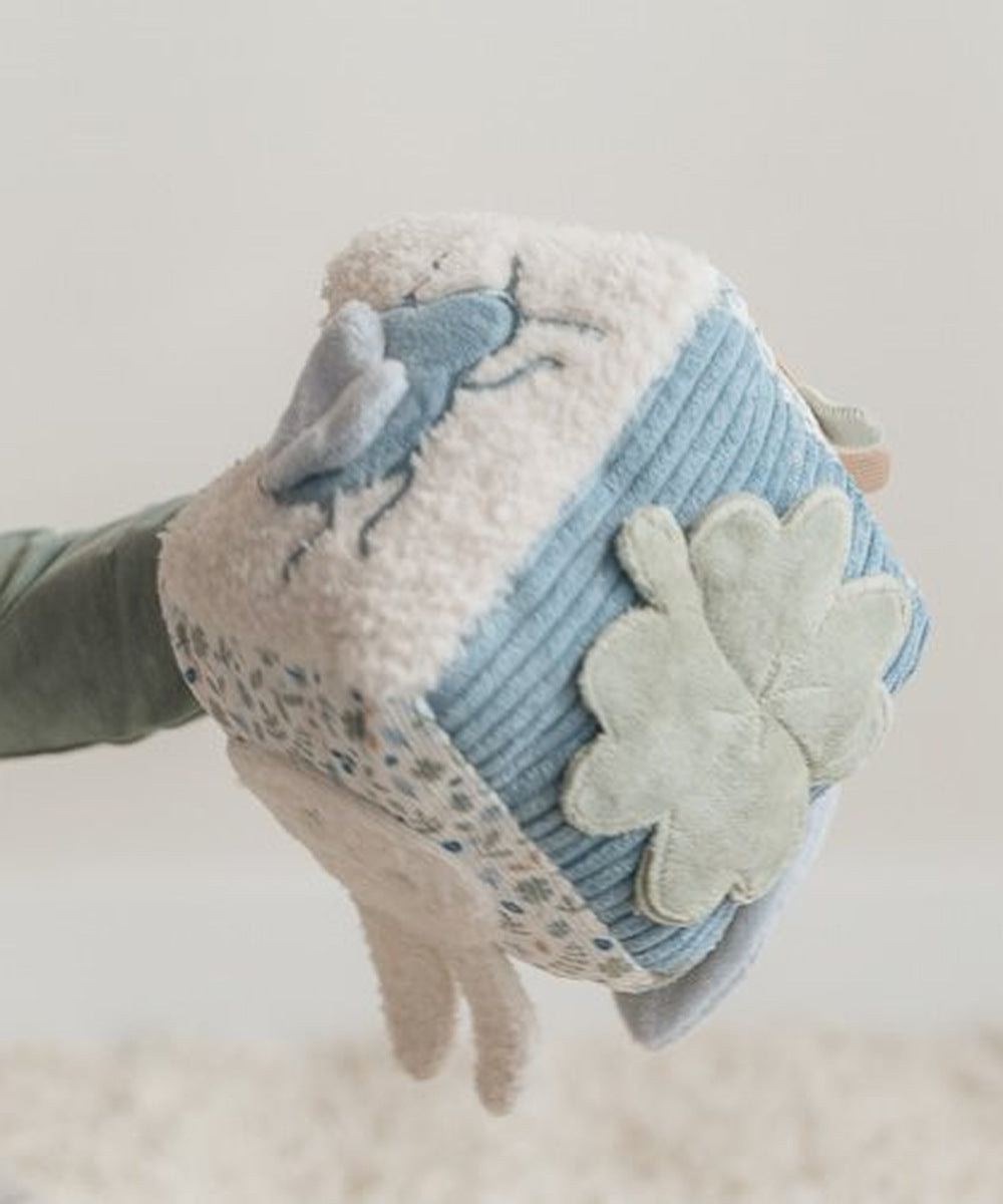 Cube d’activités Miffy Lucky Leaves tenu par une petite main