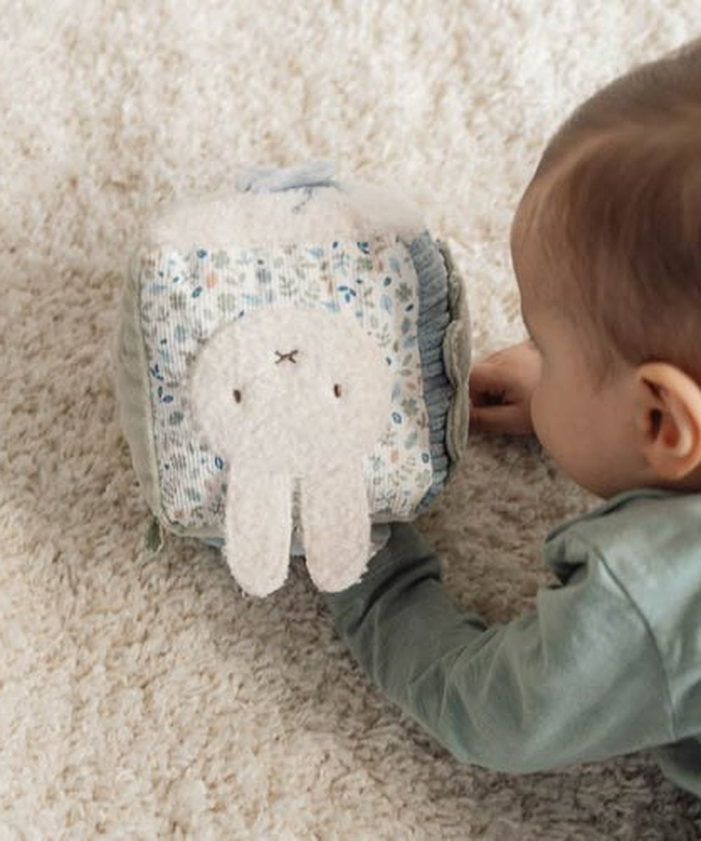 Bébé observant la face Miffy du cube d’activités