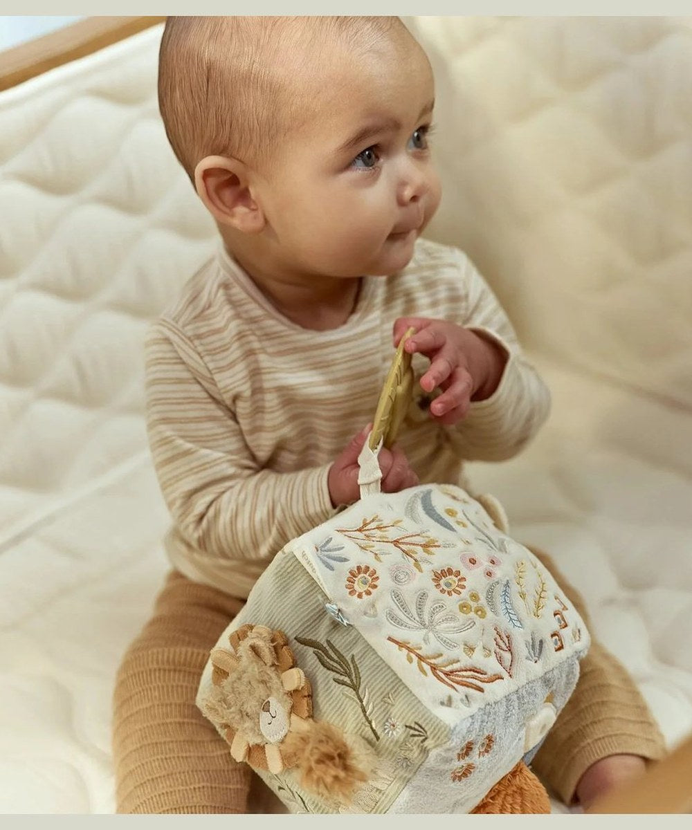 Bébé en train de jouer avec le Cube d'activités pour bébé de la collection Safari Friends de la marque Little Dutch