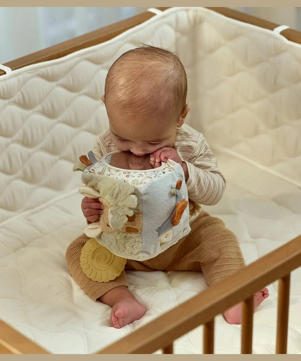 Bébé en train de jouer avec le Cube d'activités pour bébé de la collection Safari Friends de la marque Little Dutch
