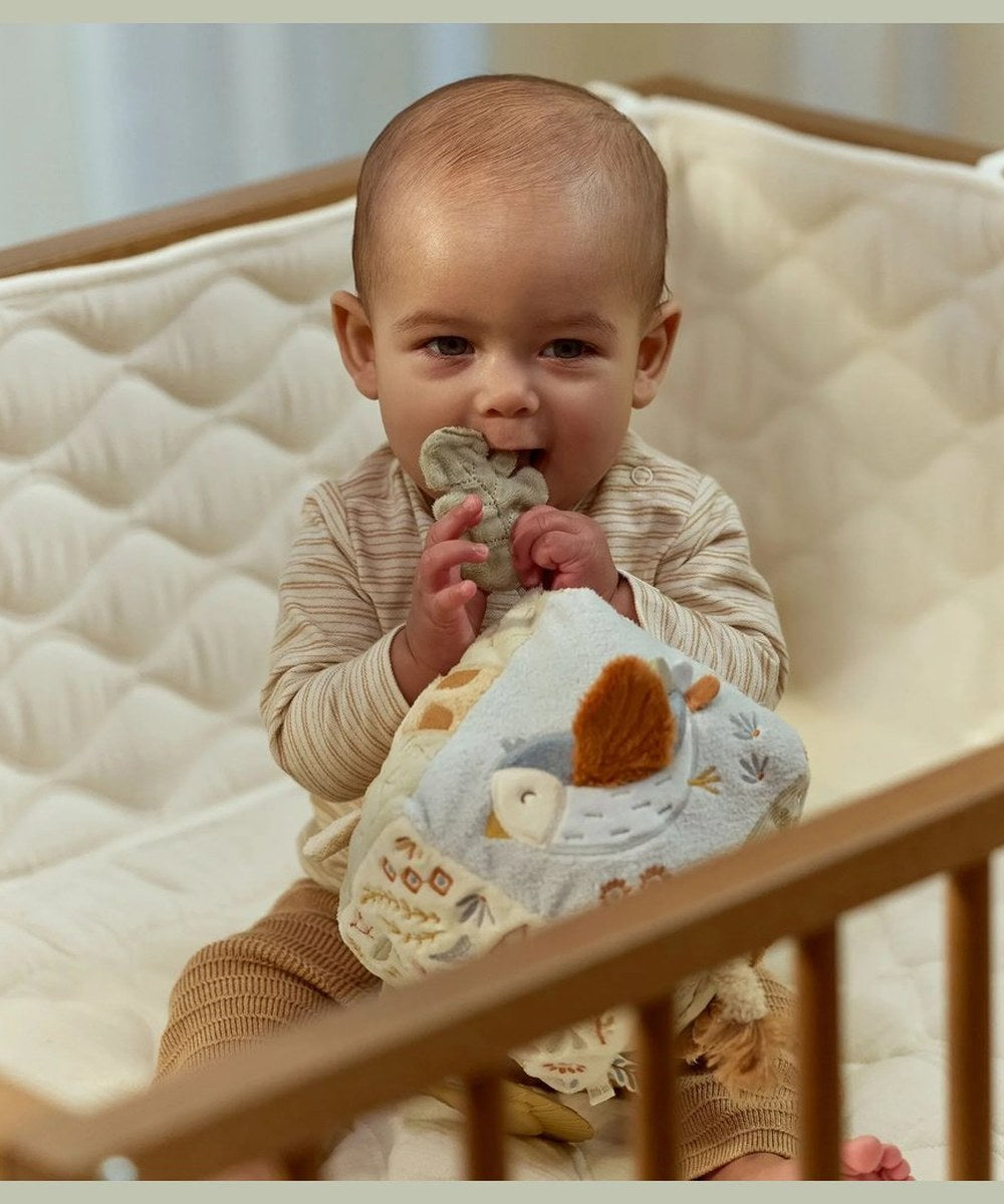 Enfant en train de jouer avec le Cube d'activités pour bébé de la collection Safari Friends de la marque Little Dutch