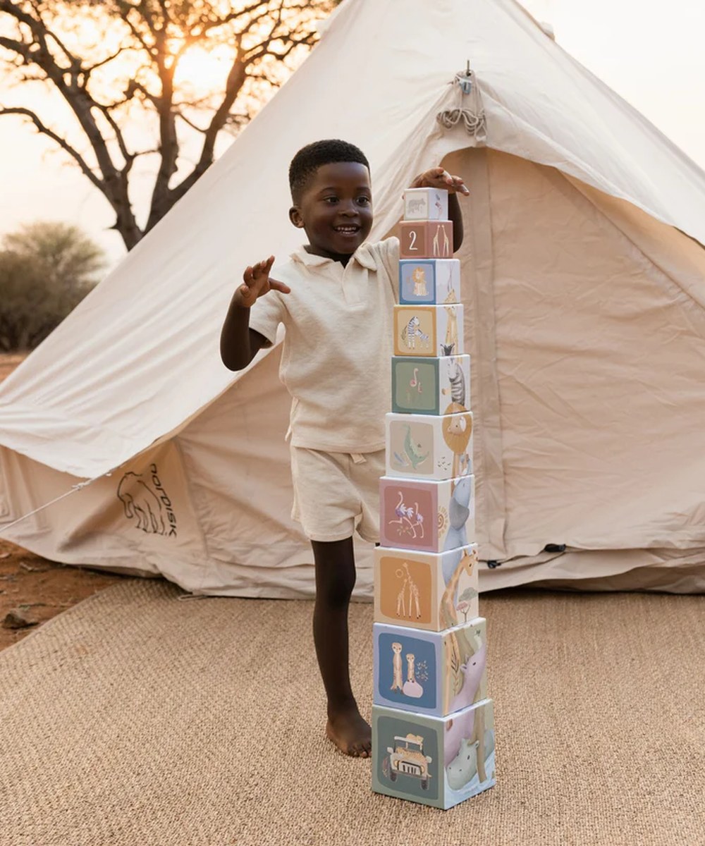 Enfant empilant les cubes Safari Friends Little Dutch devant une tente