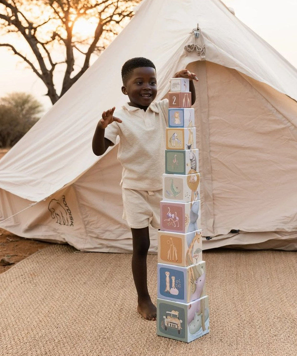 Enfant jouant avec une haute tour de cubes Safari Friends Little Dutch