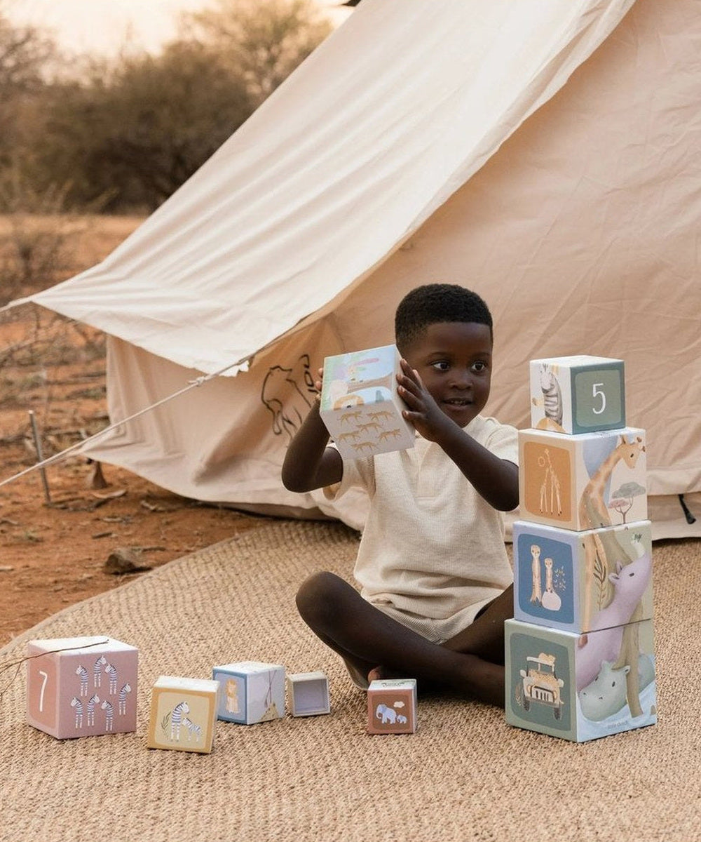 Enfant construisant avec les cubes en carton Safari Friends Little Dutch