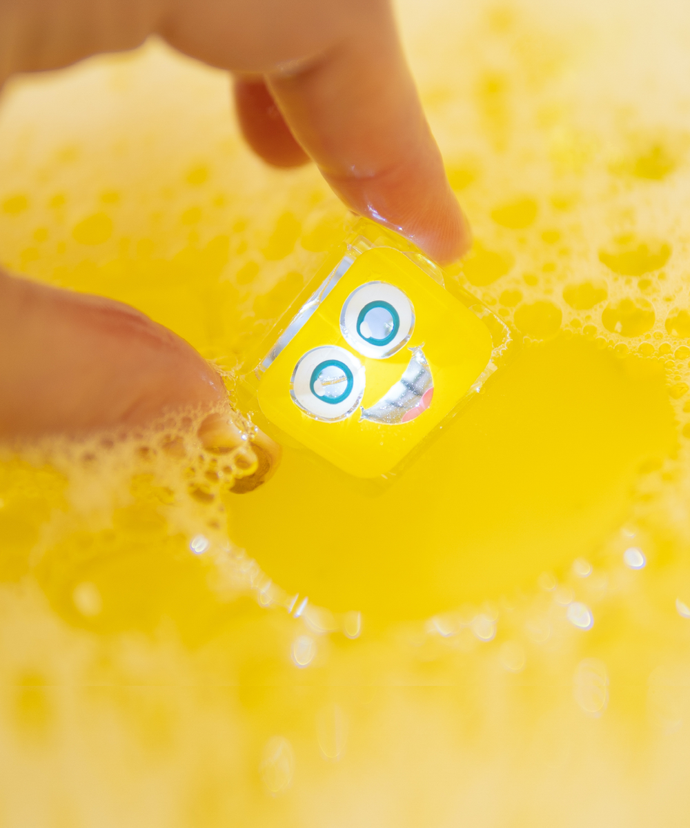 Cube lumineux Alex jaune activé au contact de l'eau