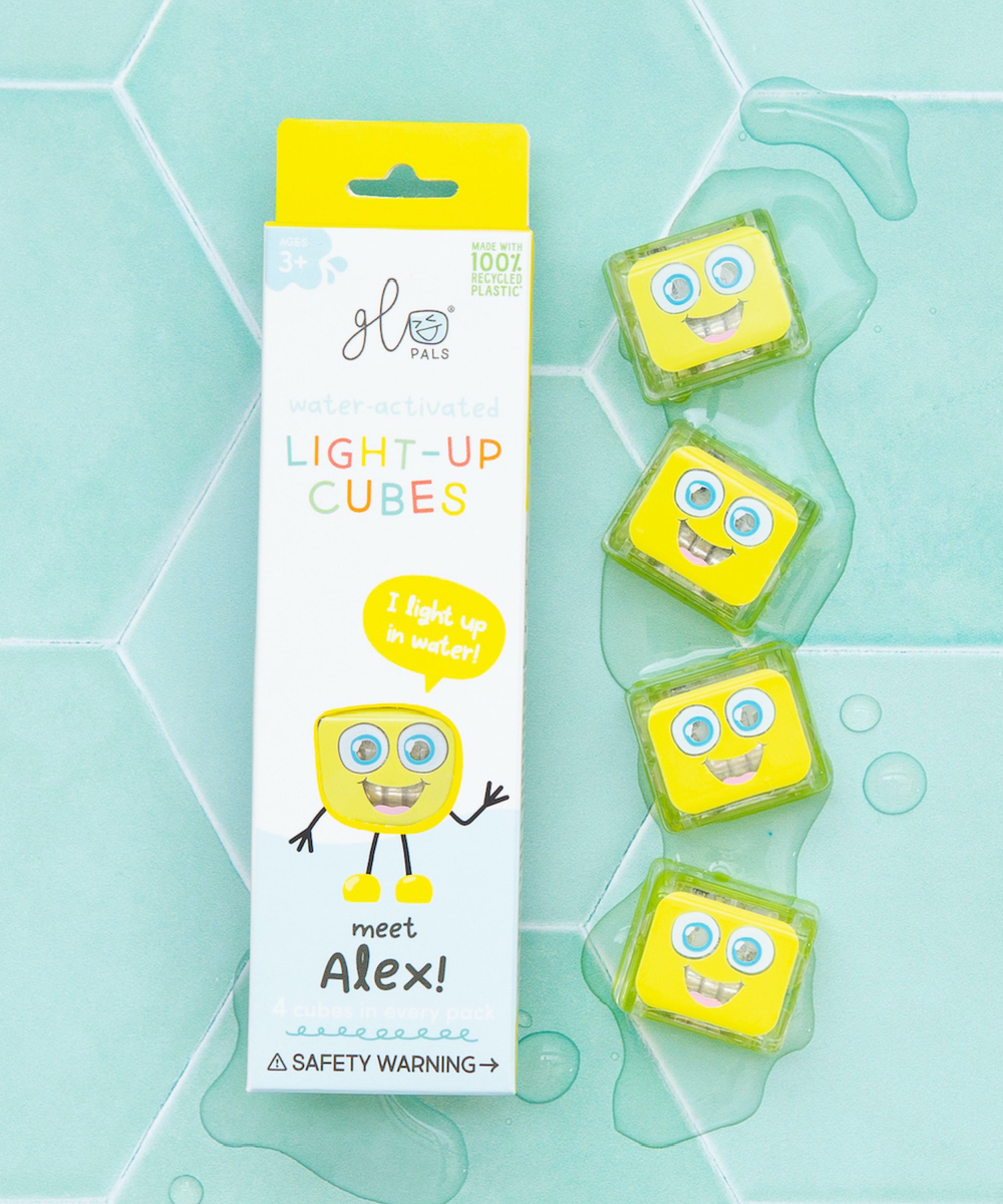 Cubes lumineux Alex jaunes Glo Pals dans un jeu d'eau