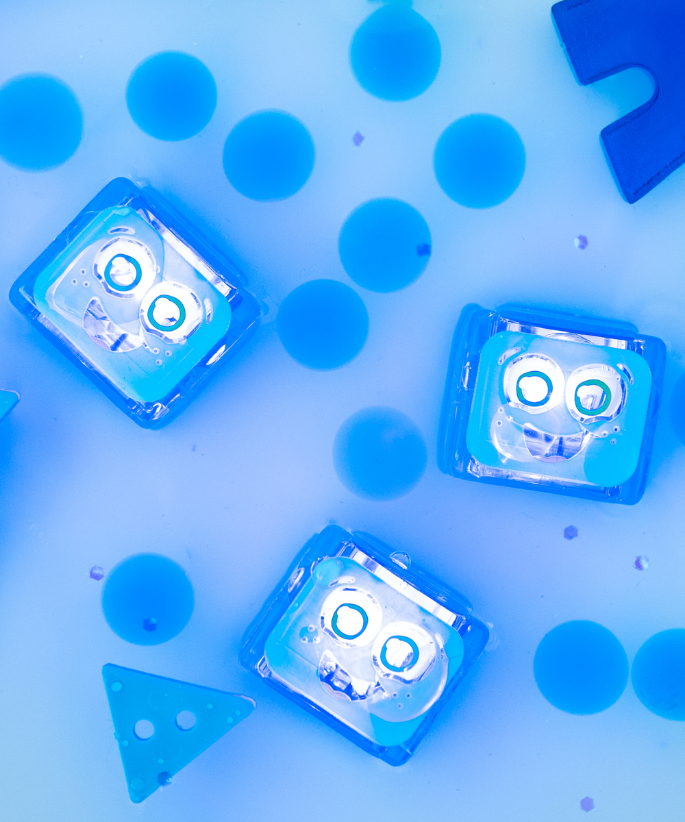 Cubes lumineux Blair bleus activés dans un bac sensoriel