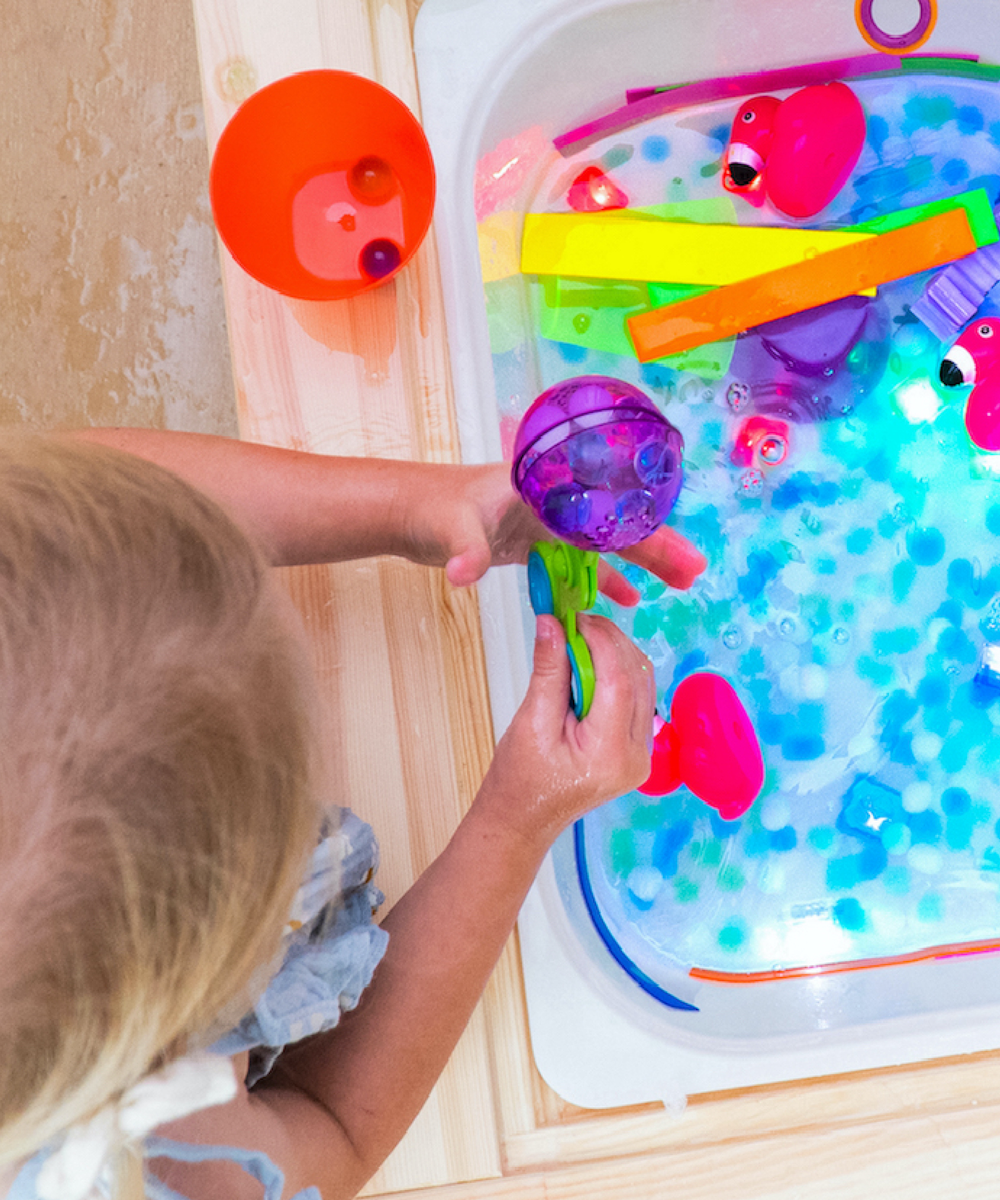 Enfant jouant avec les cubes lumineux bleus Blair Glo Pals