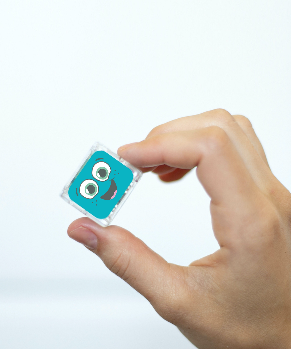 Cube sensoriel lumineux Blair bleu tenu dans une main
