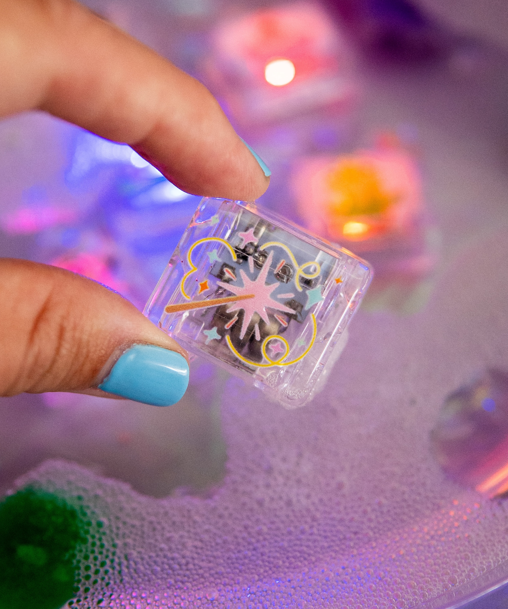 Cube lumineux féerique Glo Pals activé dans l'eau