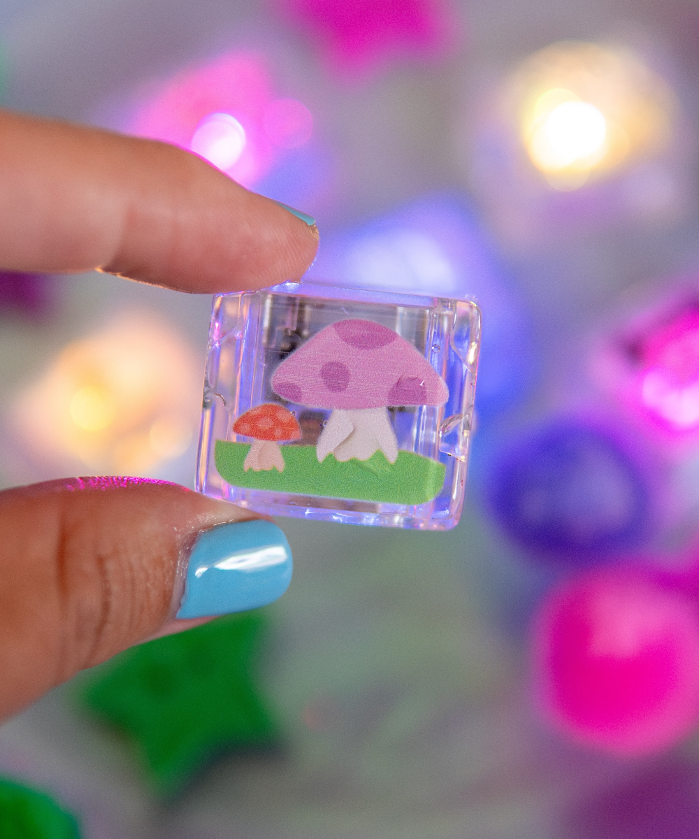 Cube lumineux Contes de fées Glo Pals tenu dans une main