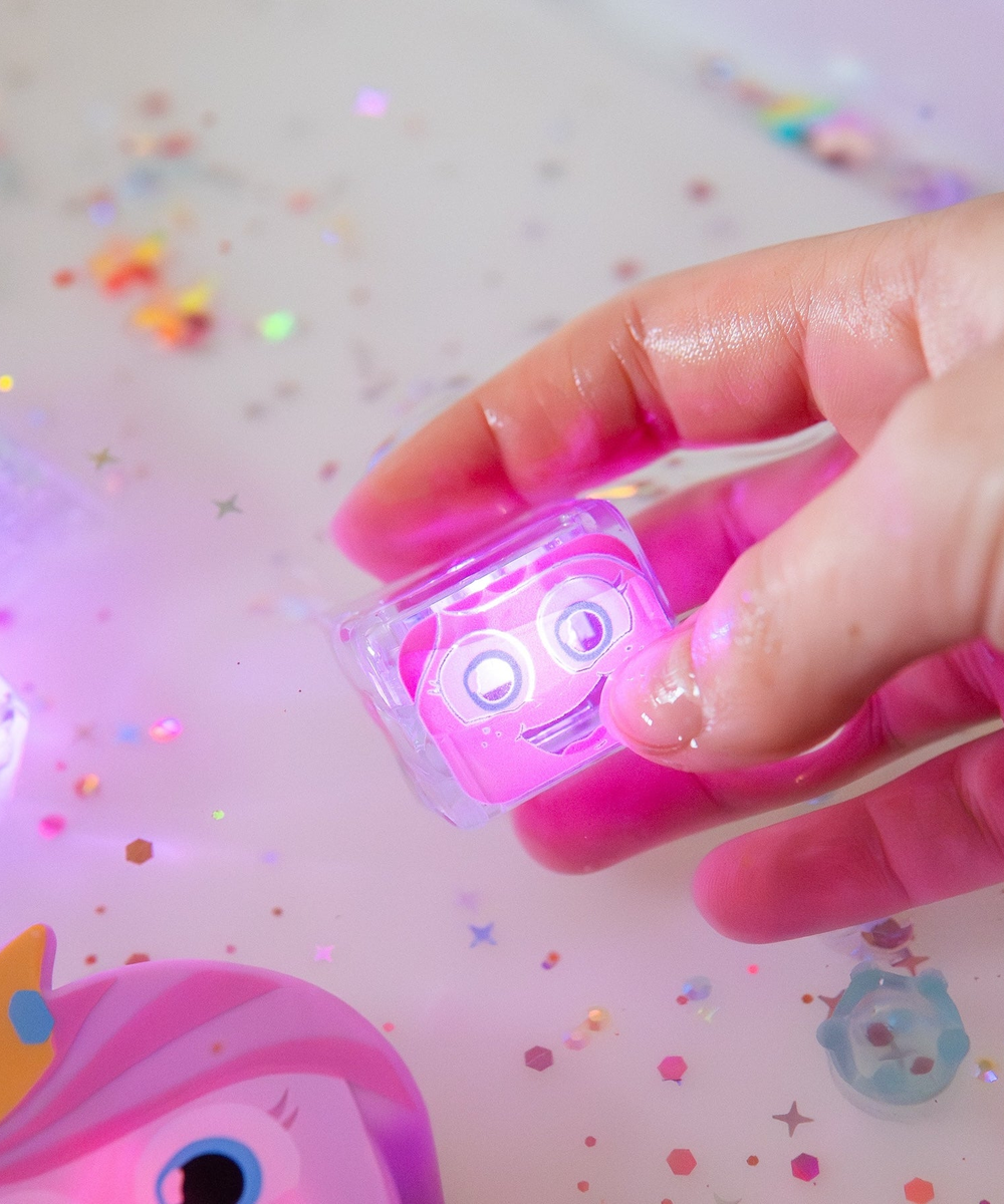 Cube lumineux Princesse Ida rose activé dans l'eau