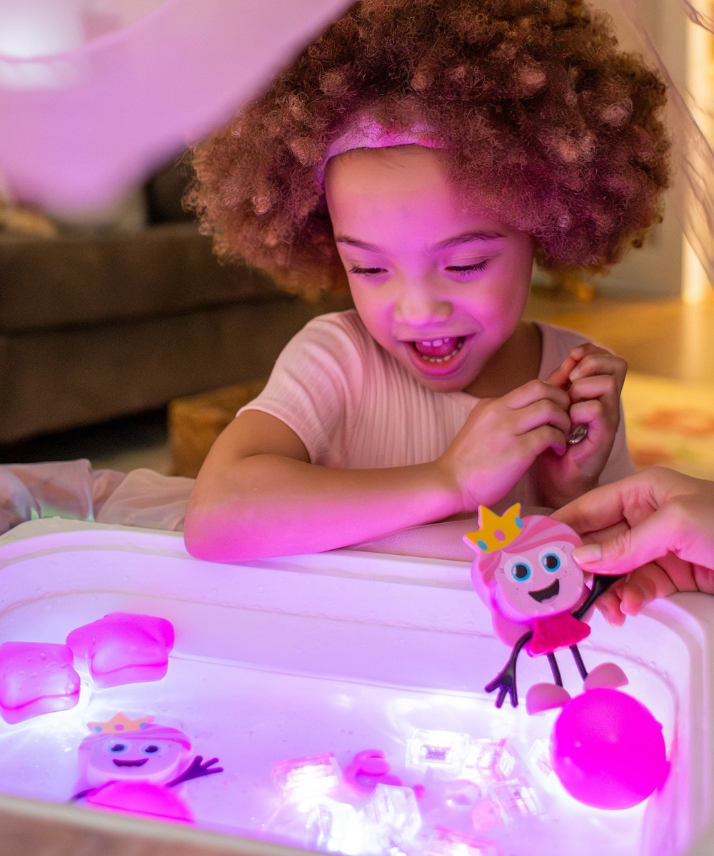Enfant jouant avec les cubes lumineux Princesse Ida Glo Pals