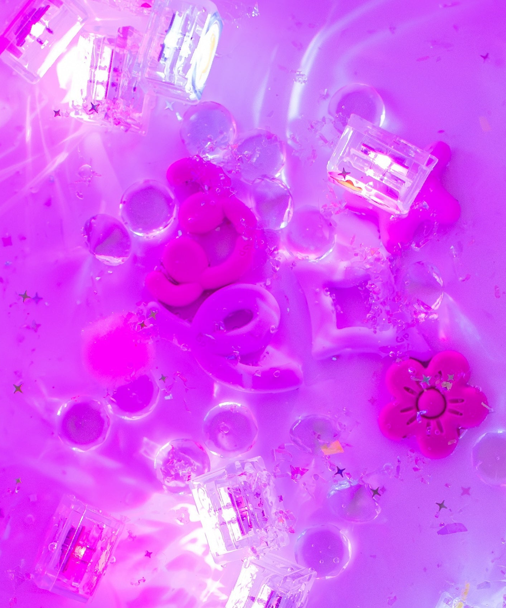 Cubes lumineux roses Princesse Ida dans un bac sensoriel