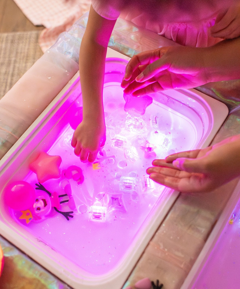 Jeu d'eau avec les cubes lumineux roses Princesse Ida Glo Pals