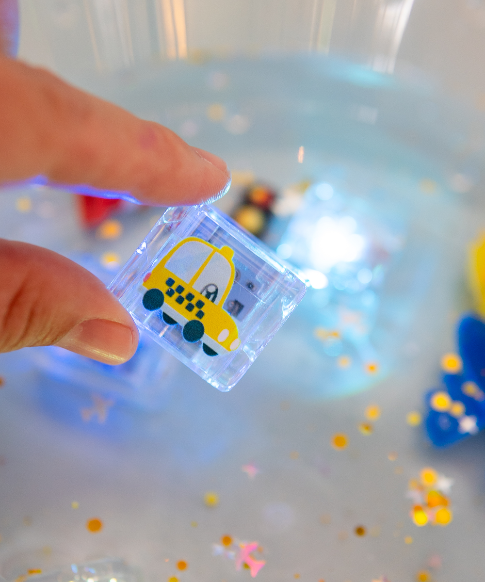 Cube lumineux voiture Glo Pals manipulé pendant un jeu d'eau