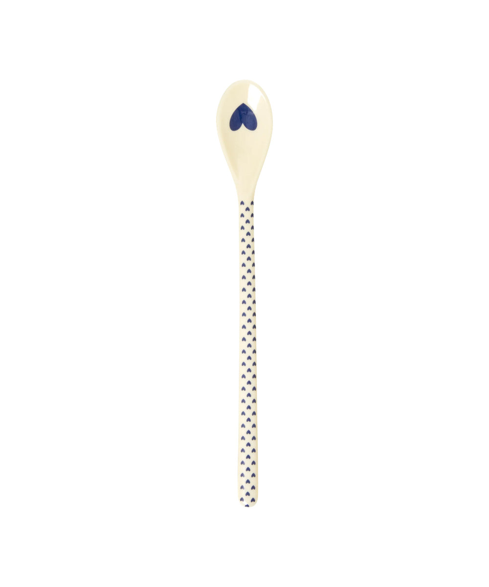 Cuillère latte en mélamine Favorite Hearts, variante Bleu foncé, de Rice sur fond blanc