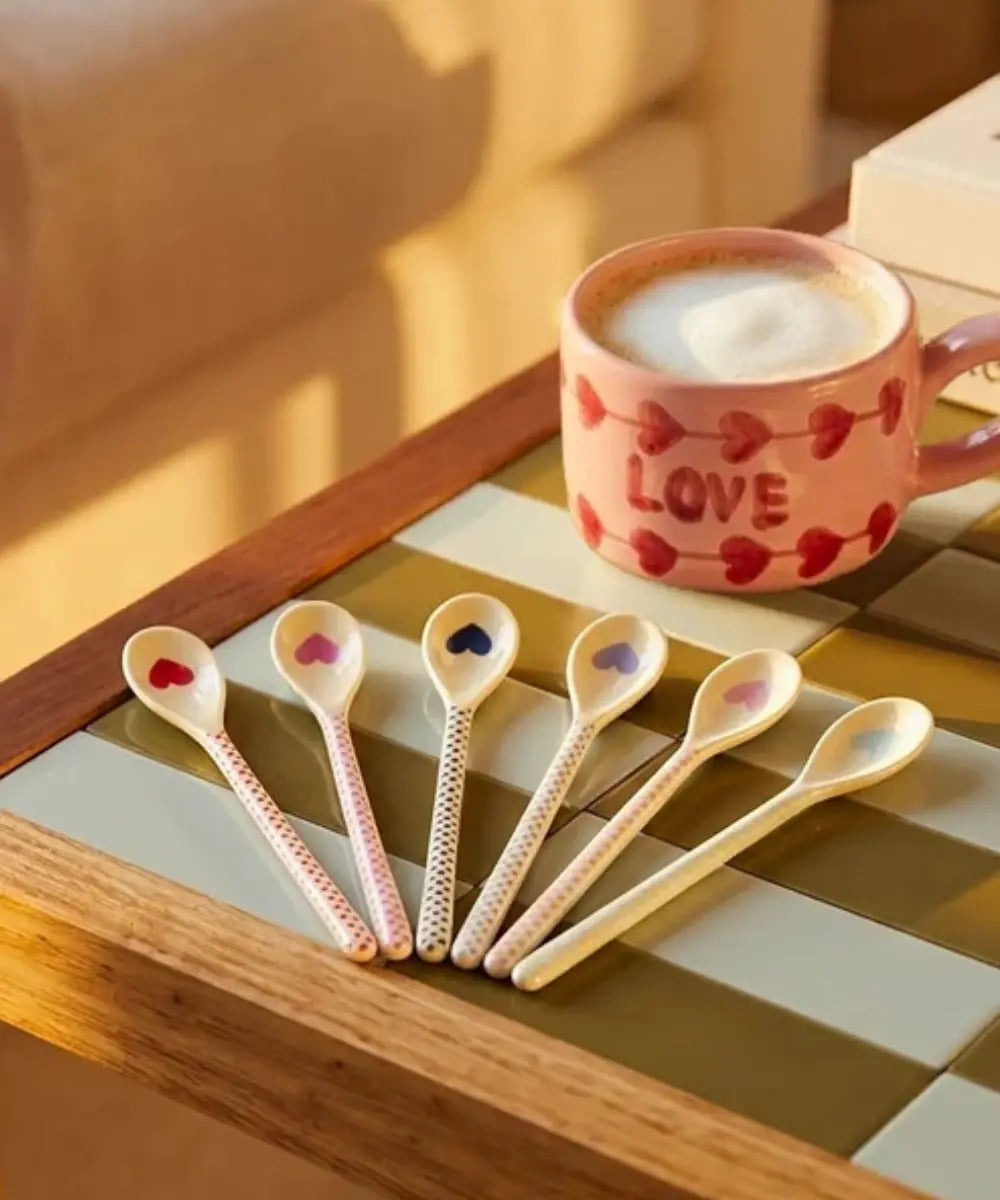 Cuillères en mélamine et à Latte de Rice posée sur une table colorée