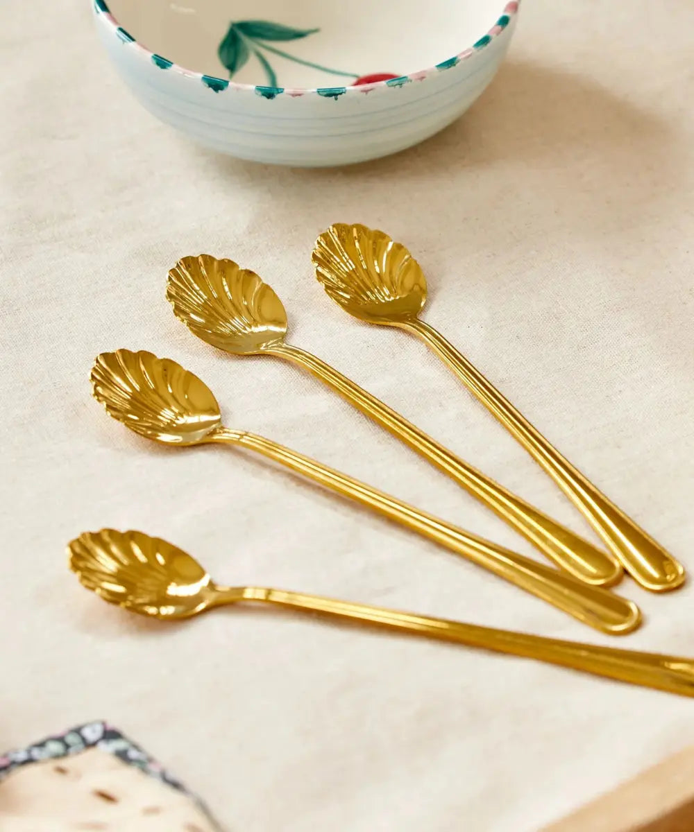 Set de cuillères à latte Coquillage en inox de la marque Rice posées sur une table