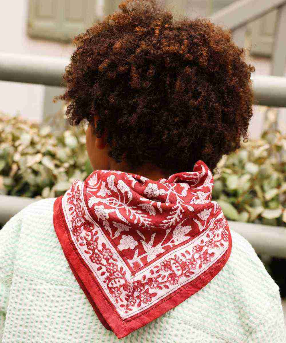 Petit foulard Calcutta Pourpre de la marque So Family porté par un enfant et vue de dos