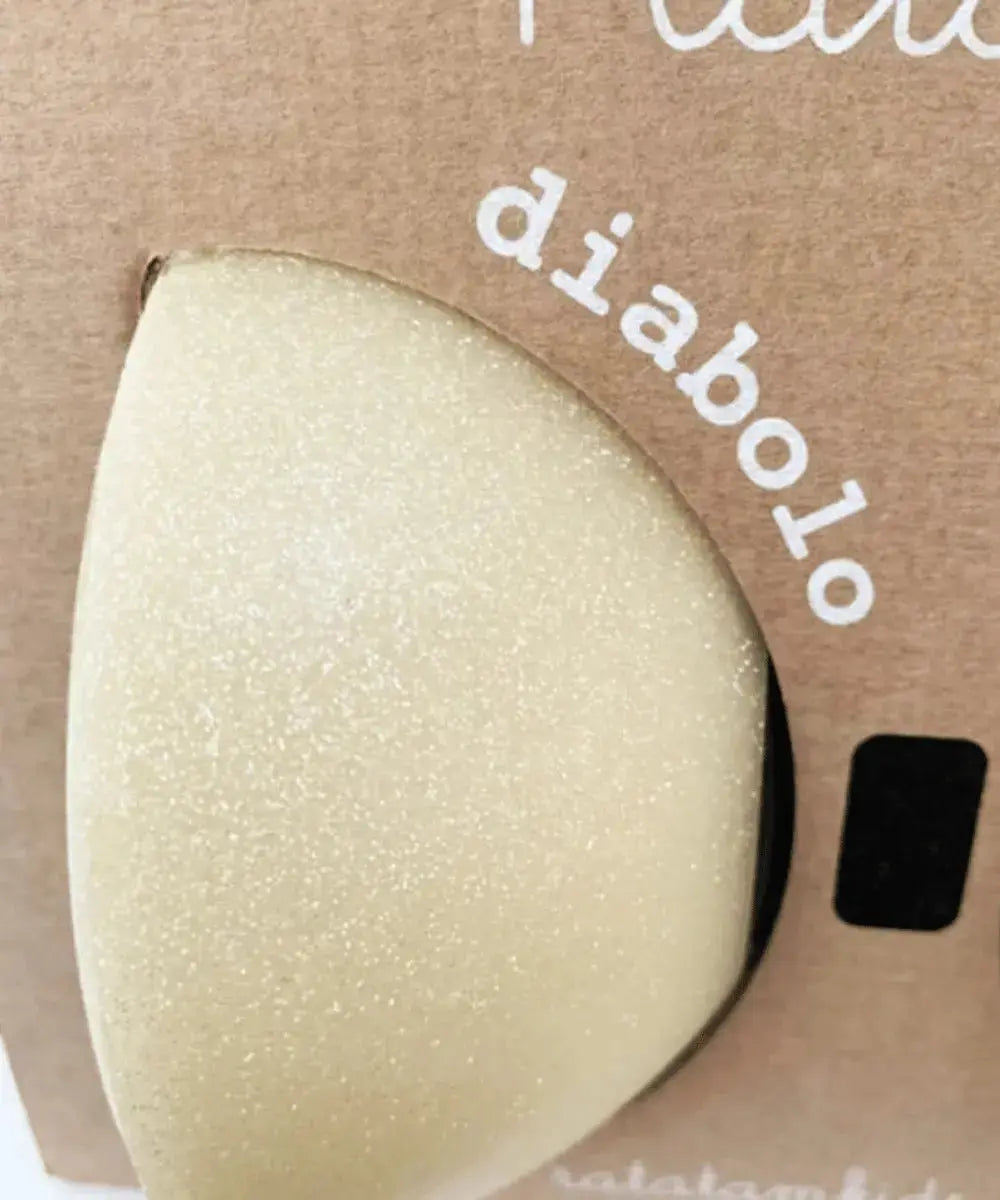 Détails des paillettes et de la couleur crème du diabolo Ratatam