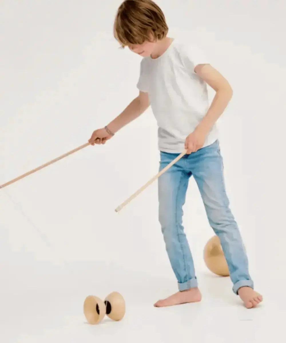 Enfant de 7 ans en train d'utiliser le diabolo de Ratatam