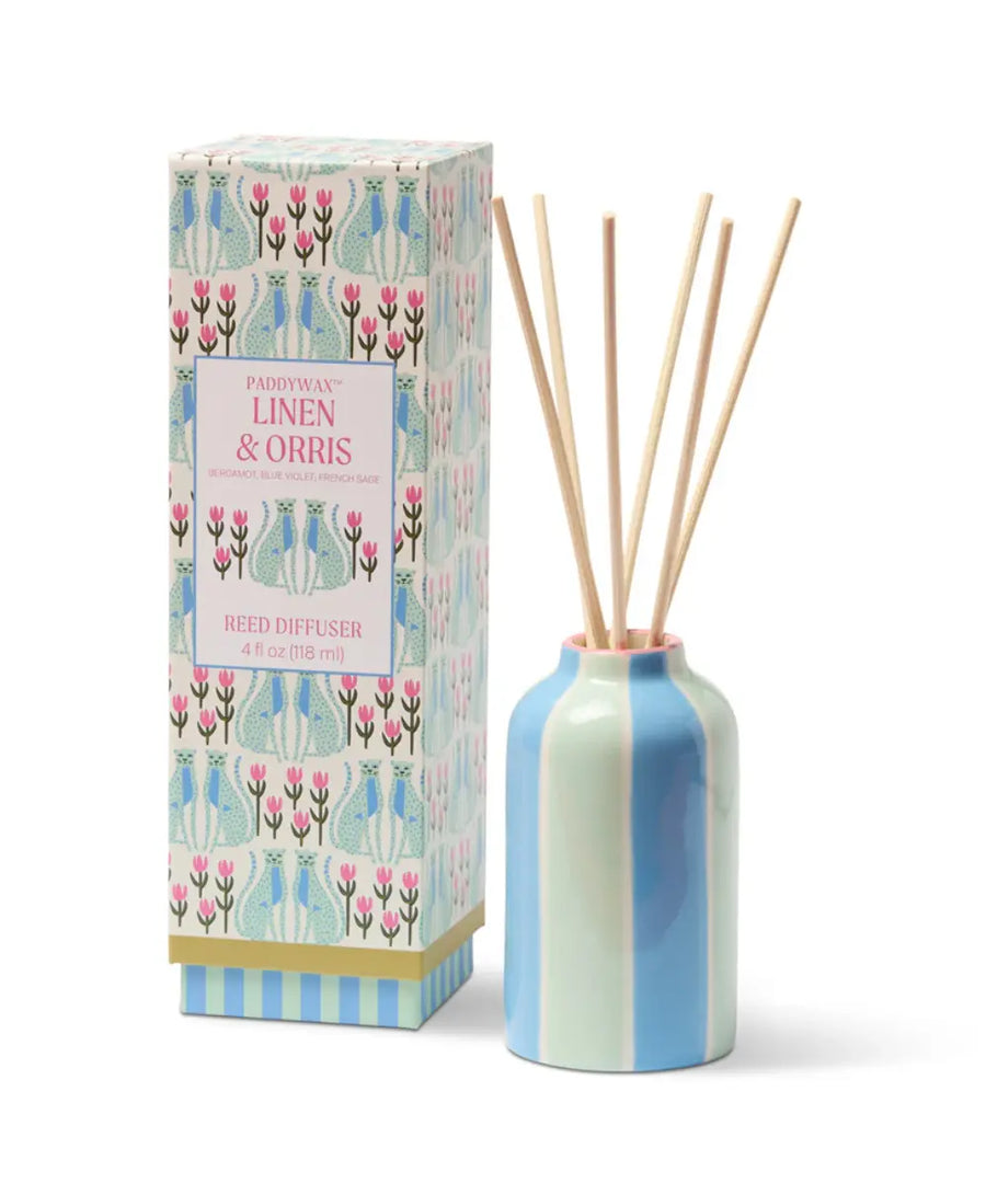 Diffuseur de parfum à bâtonnets A Dopo Blue Cheetahs Paddywax (118 ml). Parfum frais eucalyptus, figue & air marin dans un flacon céramique chic !