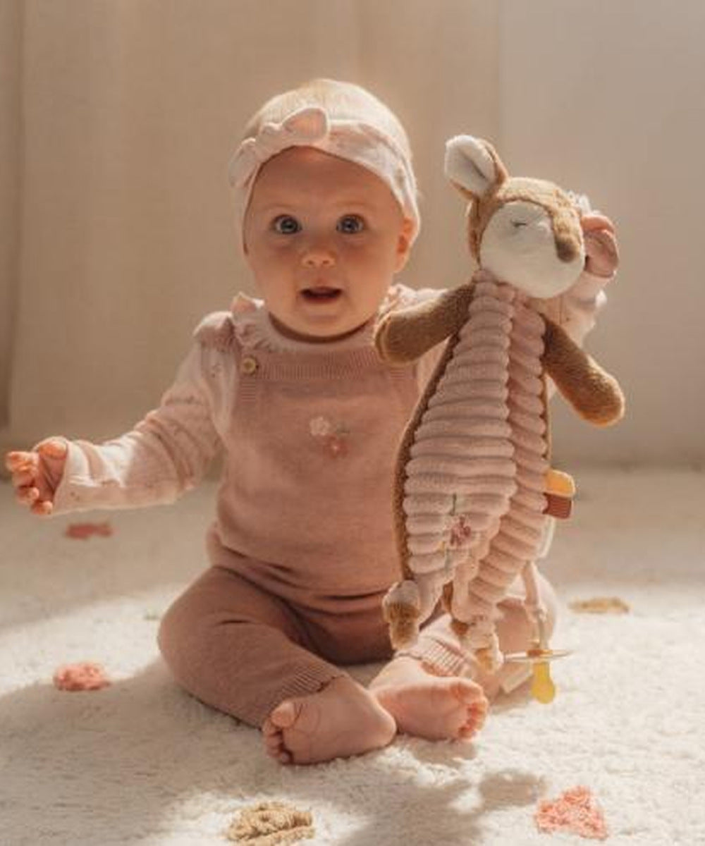 Bébé tenant le doudou faon Fairy Garden