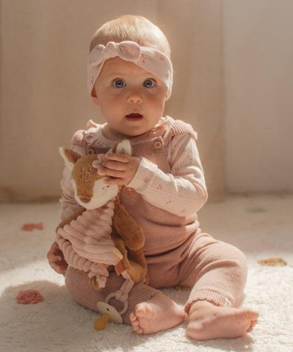 Bébé jouant avec le doudou faon Fairy Garden