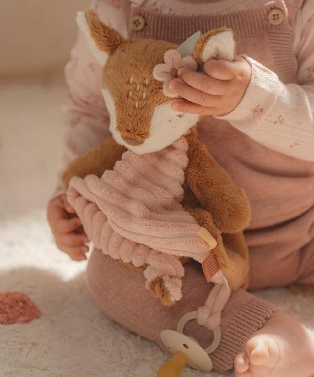 Petites mains tenant le doudou faon Little Dutch