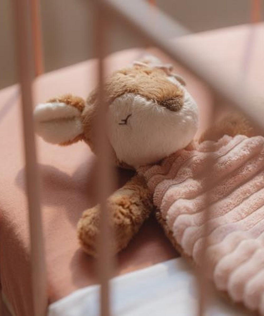 Gros plan sur la tête fleurie du doudou faon Fairy Garden