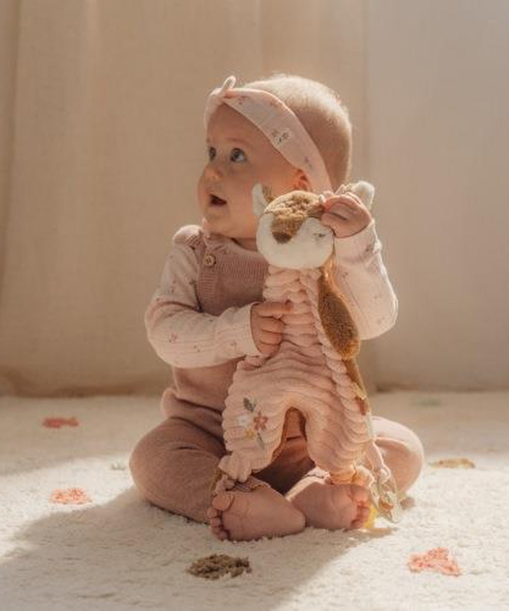 Bébé découvrant le doudou faon Fairy Garden